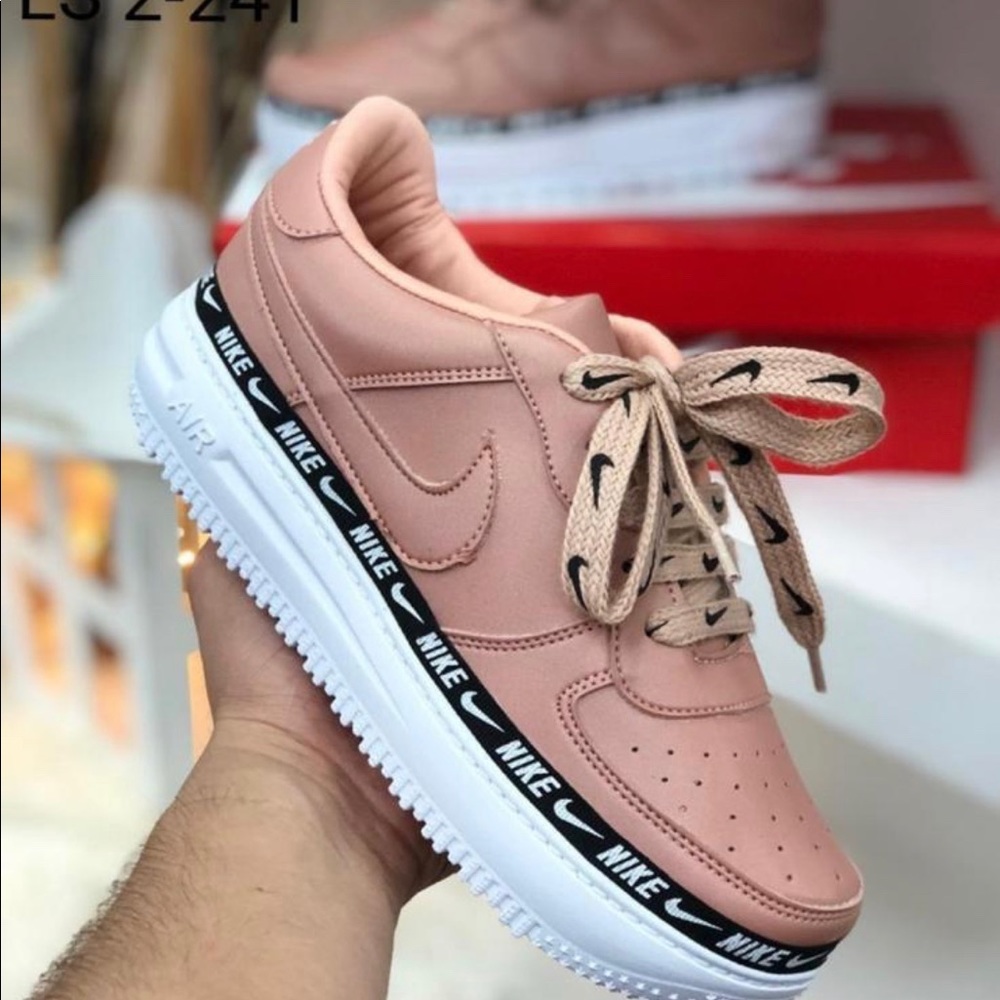 Rose gold Nike 👟